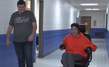 Duke parë se shoku po i lodhej duke shtyrë karrocën për persona me nevoja të veçanta, punoi dy vite për të mbledhur para për karrocën e re elektrike (Video)