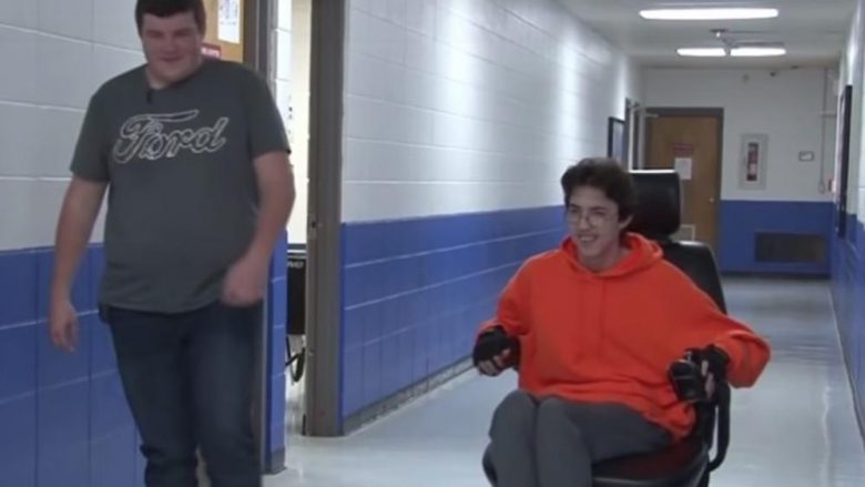 Duke parë se shoku po i lodhej duke shtyrë karrocën për persona me nevoja të veçanta, punoi dy vite për të mbledhur para për karrocën e re elektrike (Video)