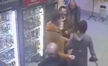 Rrahte bashkëmoshatarin e dehur, ia përplaste kokën për frigoriferi – punonjësja ruse e marketit nokauton sulmuesin (Video, +18)