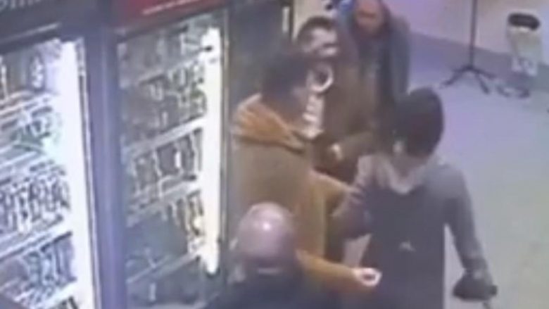Rrahte bashkëmoshatarin e dehur, ia përplaste kokën për frigoriferi – punonjësja ruse e marketit nokauton sulmuesin (Video, +18)