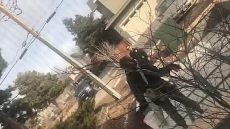 Ngatërrojnë shkopin e mbeturinave me armë, pesë policë amerikanë rrethojnë burrin që po mblidhte mbeturinat para shtëpisë (Video)