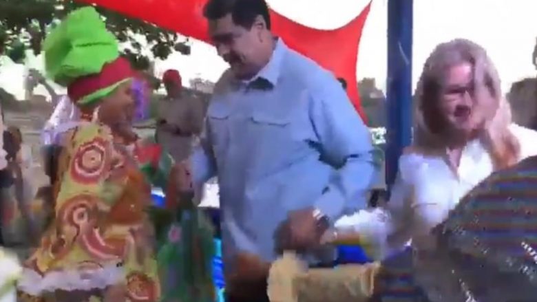 Derisa e gjithë bota po ndjek me shqetësim kaosin në Venezuelë, Maduro vallëzon salsa me gruan e tij (Video)