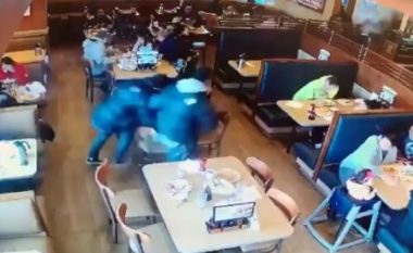 Të shtëna armësh në restorantin plot klientë, plumbat fluturonin para fytyrës së një foshnje – arrestohet sulmuesi nga policia amerikane (Video, +16)  