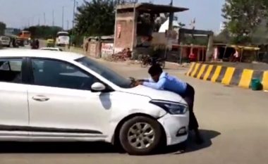 Aksidenti që për pak sa nuk përfundoi në tragjedi, kërcen mbi kapakun e motorit – shoferi indian mundohet ta rrëzon burrin duke lëvizur me shpejtësi (Video)