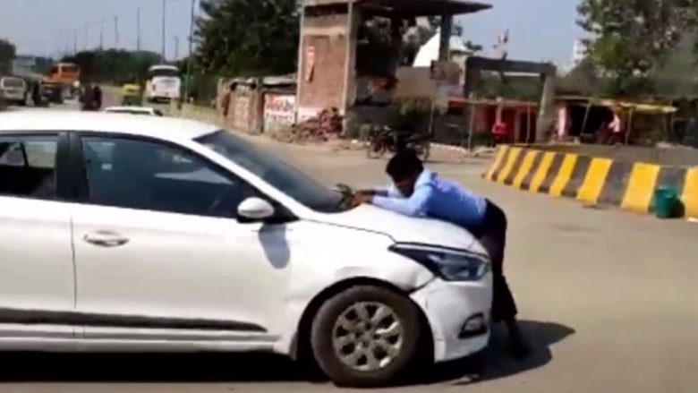 Aksidenti që për pak sa nuk përfundoi në tragjedi, kërcen mbi kapakun e motorit – shoferi indian mundohet ta rrëzon burrin duke lëvizur me shpejtësi (Video)