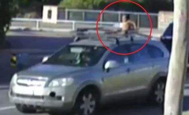 Voziti për 18 minuta me 100 km/h me të birin 4-vjeçar në kulm, australianes i konfiskohet patentë shoferi (Video)