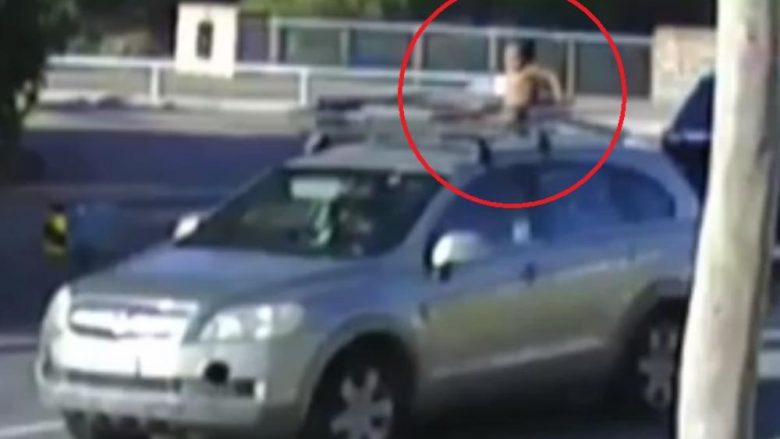 Voziti për 18 minuta me 100 km/h me të birin 4-vjeçar në kulm, australianes i konfiskohet patentë shoferi (Video)