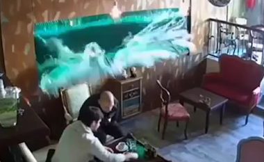 Po shijonin kafenë e mëngjesit në një lokal në Mal të Zi, dy burrat habiten kur prapa shpinës së tyre shpërthen akuariumi gjigant (Video)