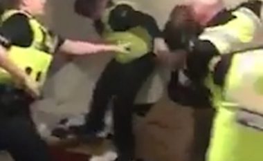 Filmohet duke rrahur brutalisht një burrë derisa tentonte ta arrestonte, fillojnë hetimet ndaj policit anglez (Video, +18)