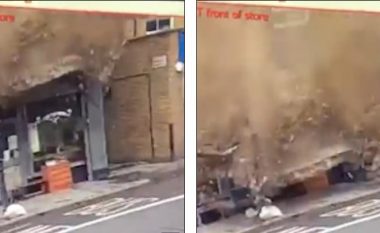 Shembet çatia e një ndërtesa, kalimtari i shpëton për pak centimetra vdekjes (Video)
