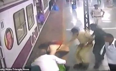 Goditet nga treni dhe tërhiqet zvarrë, shpëton mrekullisht gruaja nga Mumbai (Video, +18)
