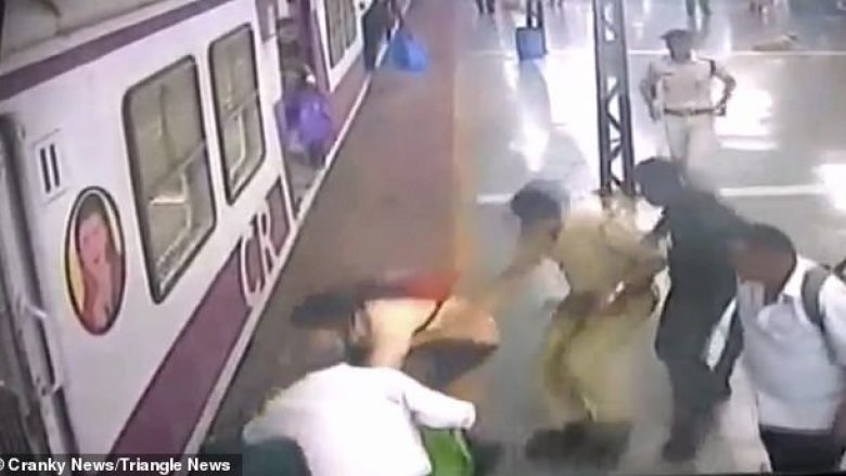 Goditet nga treni dhe tërhiqet zvarrë, shpëton mrekullisht gruaja nga Mumbai (Video, +18)