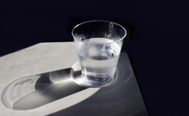 Sa gota ujë duhet të pish në bazë të peshës tënde trupore?