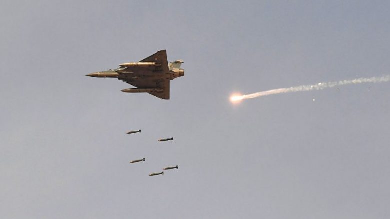Një gazetar publikon pamjet, thotë se tregojnë luftimin në mes të një aeroplani indian dhe një tjetri pakistanez (Video)