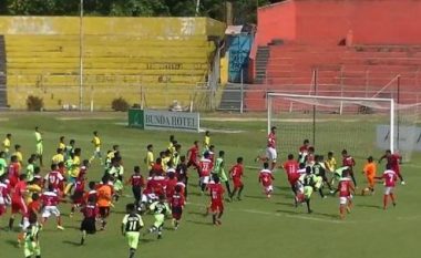 Kur tetë futbollistë profesionistë luajnë kundër 380 fëmijëve – dhe rezultati përfundon baras (Foto/Video)