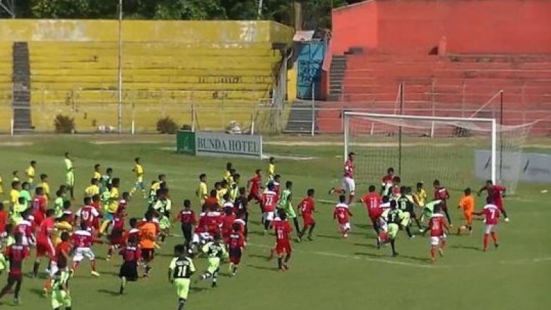 Kur tetë futbollistë profesionistë luajnë kundër 380 fëmijëve – dhe rezultati përfundon baras (Foto/Video)