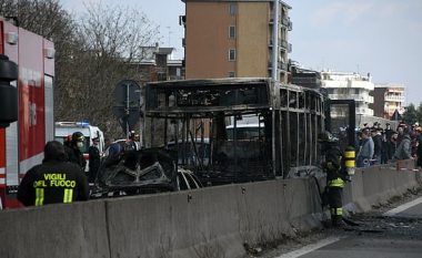 Shoferi i vë flakën autobusit të shkollës, 12 studentë përfundojnë në spital në Itali