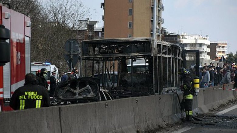 Shoferi i vë flakën autobusit të shkollës, 12 studentë përfundojnë në spital në Itali