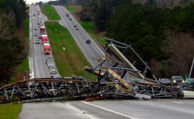 Tornado shkakton dëme të mëdha në Alabama, 23 të vdekur (Video)