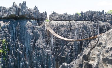 Ura më e rrezikshme në botë që shtrihet mbi “pyllin e gurit” (Foto)