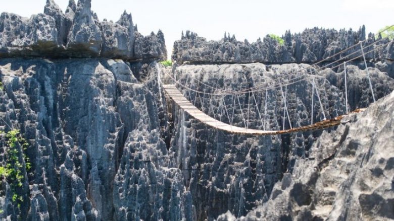 Ura më e rrezikshme në botë që shtrihet mbi “pyllin e gurit” (Foto)