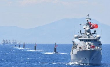 Turqia shfaq fuqinë ushtarake në stërvitjet katërditore, 103 luftanije në tre dete (Video)