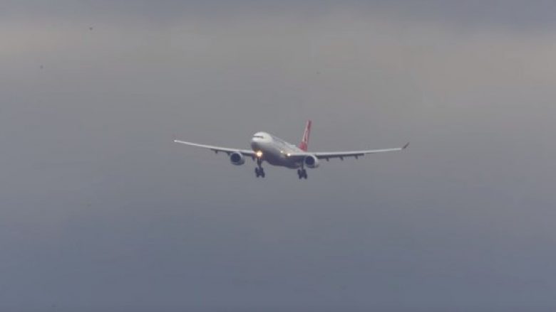 Moti i ligë kaplon Gjermaninë, aeroplanët mezi arrijnë të aterrojnë nga erërat e forta (Video)