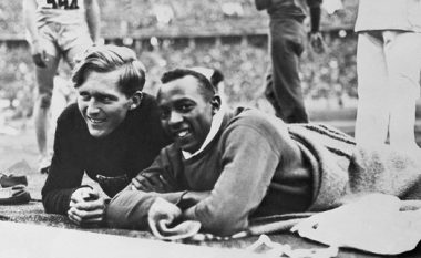 Rrëfimi për atletin amerikan Jesse Owens që rrëzoi teorinë e Hitlerit për superioritetin e racës ariane – miqësia me rivalin gjerman dhe injorimi nga presidenti i Amerikës