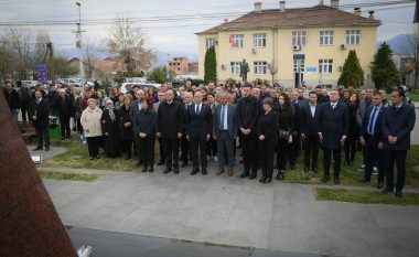Haradinaj bëri homazhe te pllaka përkujtimore për viktimat e familjes Berisha