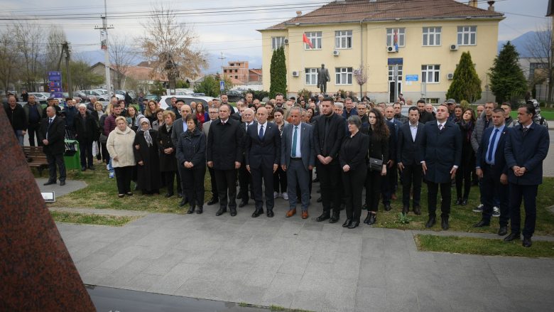 Haradinaj bëri homazhe te pllaka përkujtimore për viktimat e familjes Berisha