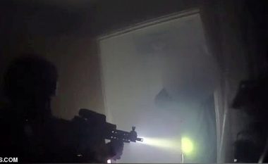 Policia britanike futet në apartamentin e burrit që kishte therur me thikë në fyt zyrtarin policor – dorëzohet kur e kupton se nuk ka nga t’ia mbajë (Video)