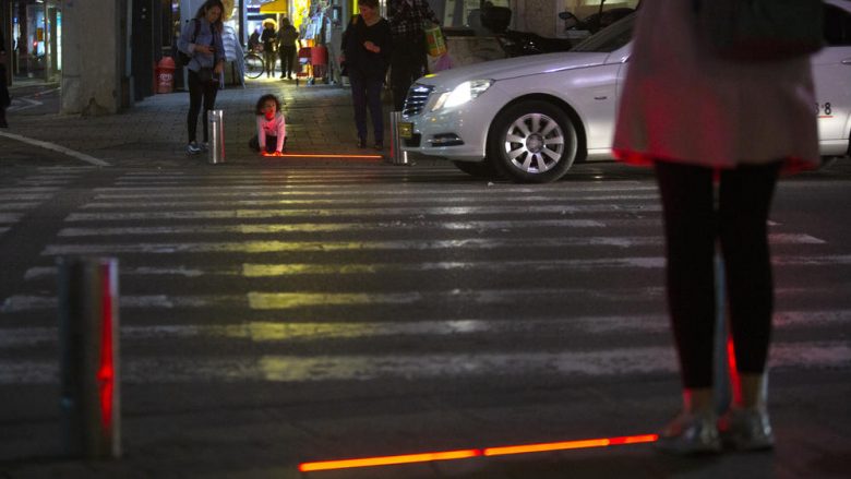 Tel Avivi instalon “semaforët zombie” për këmbësorët e pakujdesshëm, që nuk i heqin sytë nga telefonat dhe nuk shikojnë ku shkelin (Foto)