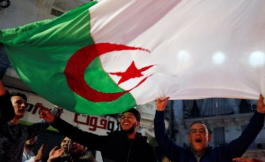 Algjerianët festojnë tërheqjen e presidentit Bouteflika