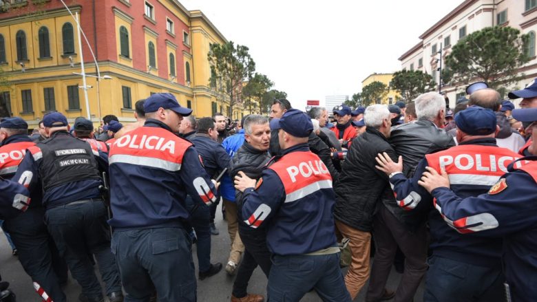 Protestuesit largohen nga Kuvendi, “shpërngulen” para Ministrisë së Brendshme (Video/Foto)