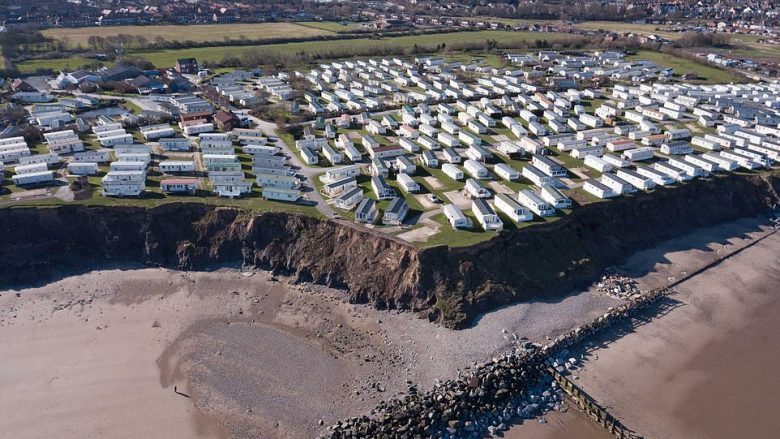 Rrëshqet dheu në bregun e detit anglez, qindra shtëpi rrezikohen të përfundojnë në ujë (Foto)