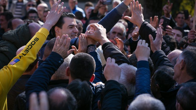 Basha fton dibranët në protestën e opozitës më 16 mars në Tiranë