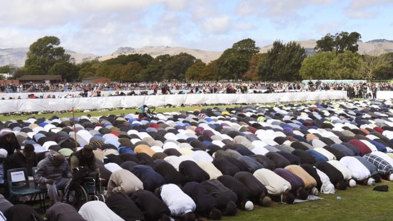 Një javë nga sulmi terrorist në Christchurch, Zelanda e Re mbanë heshtje për viktimat