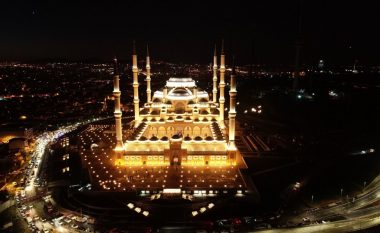 Turqia hapë dyert e xhamisë së re më të madhe të ndërtuar në këtë vend (Foto/Video)