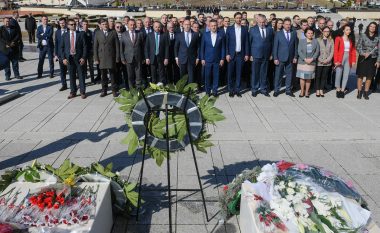 Haradinaj homazhe në Prekaz: Historisë së Kosovës së lirë dhe të pavarur, i dha vulë sakrifica sublime e familjes Jashari