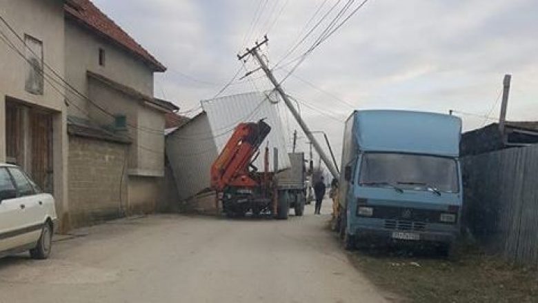 Kamioni varet në tela në fshatin Varosh të Ferizajt