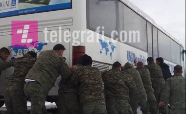 Autobusi pa udhëtar rrëshqet nga rruga, ushtarët e FSK-së i dalin në ndihmë (Foto)