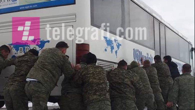 Autobusi pa udhëtar rrëshqet nga rruga, ushtarët e FSK-së i dalin në ndihmë (Foto)