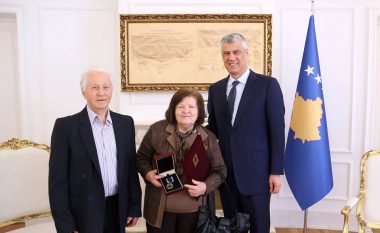 Presidenti dekoron Beqir Kastratin, një prej pedagogëve të hershëm të shkollave shqipe