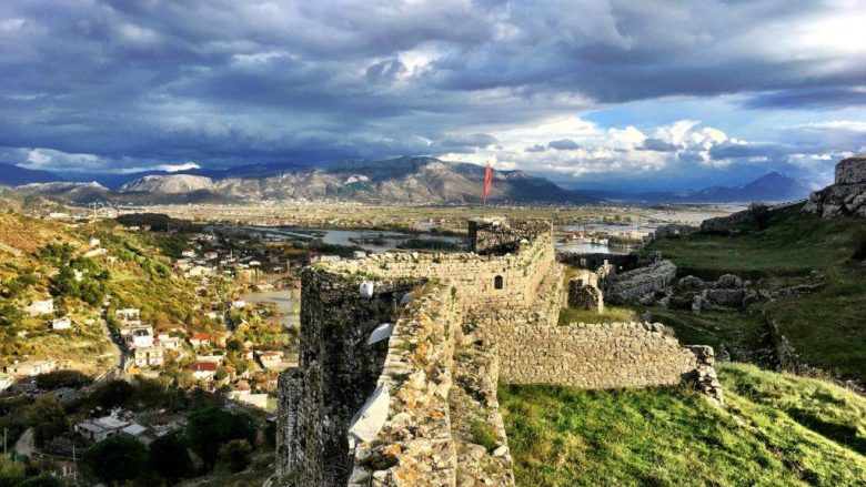 Gjakmarrja, barrë e rëndë mbi nënat në familjet e ngujuara në Shqipëri (Video)