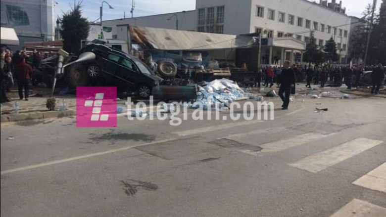 Një i vdekur dhe 23 të lënduar nga aksidenti në Gjilan (Foto/Video)