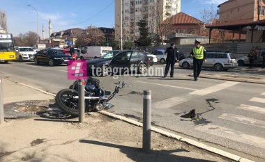Aksident në Prishtinë mes një veture dhe një motoçiklete (Foto)