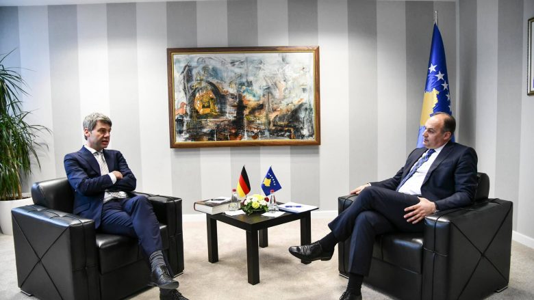 Hoxhaj takohet me këshilltarin e kancelares Merkel: Mbështetja e Gjermanisë në dialog është jashtëzakonisht e rëndësishme