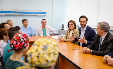Ismaili vizitoi mjekët Italian në QKUK: Po vihen bazat e operimeve në zemër të fëmijët