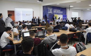 Qindra të rinj nga Kosova po marrin pjesë në garën “Data Science Hackathon” (Video)