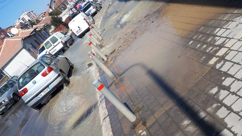 Shpërthen gypi i ujit tek “Qafa”, në Prishtinë (Video)